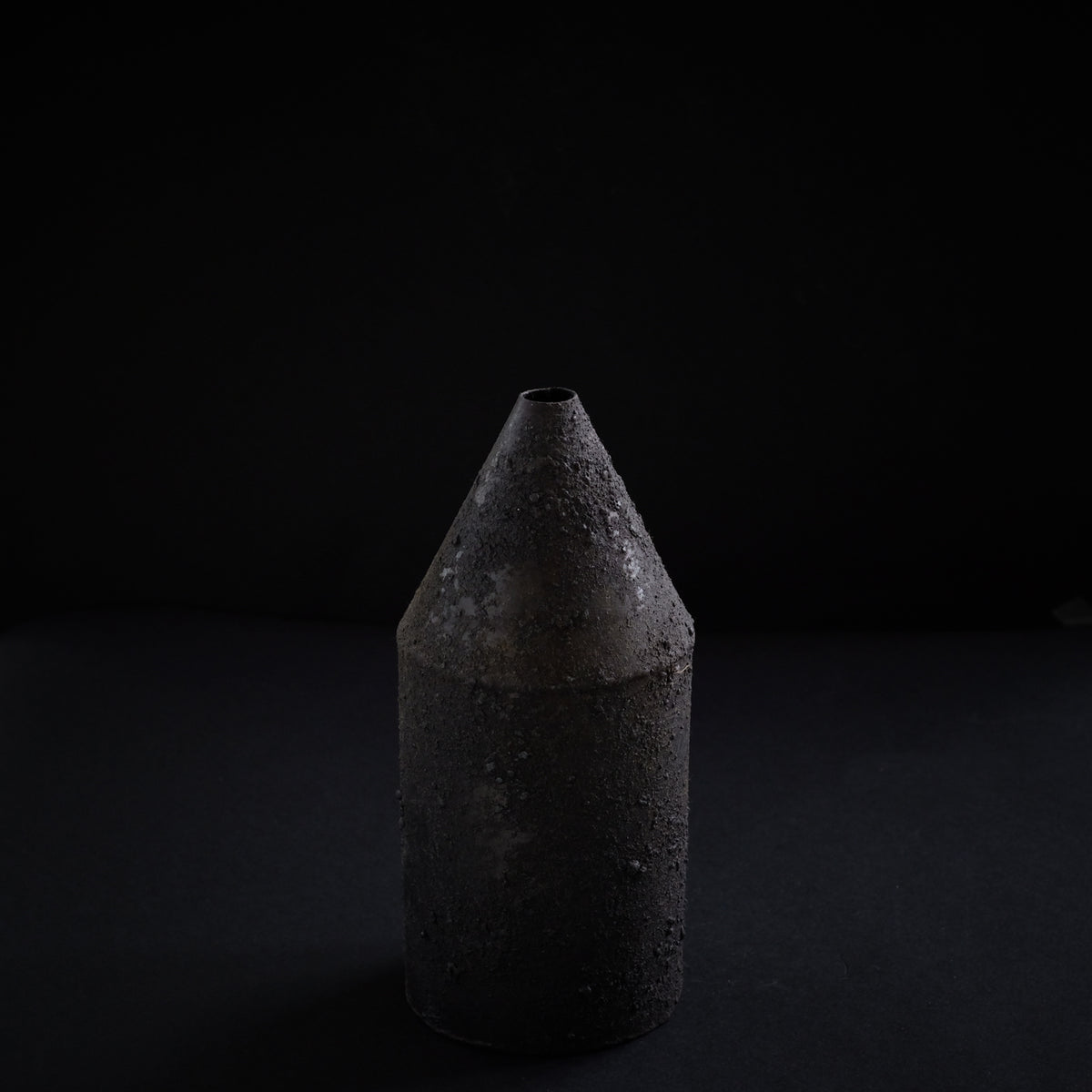 大山求 黒錆円錐花器 Motomu Oyama iron vase (VMO10) – essence
