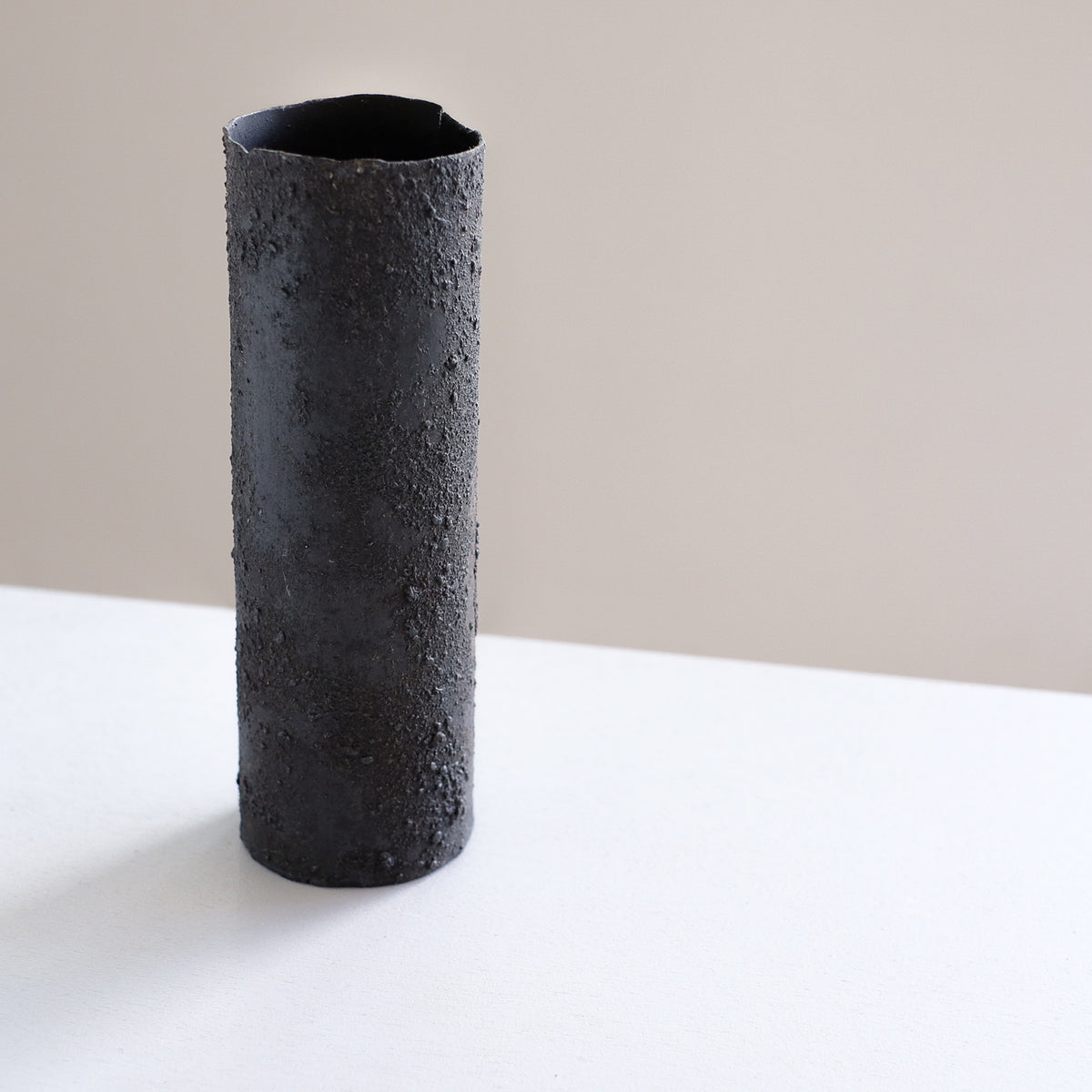 大山求 黒錆筒状花器 Motomu Oyama iron vase (VMO2B)