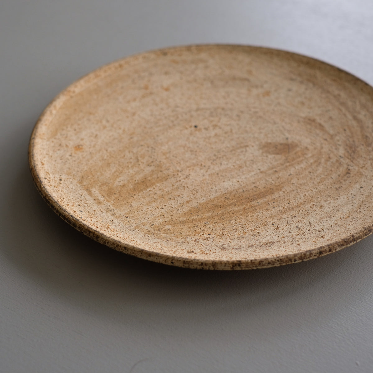 二階堂明弘 やきしめ丸皿 (φ22.8cm) Akihiro Nikaido Yakishime plate (φ22.8cm)