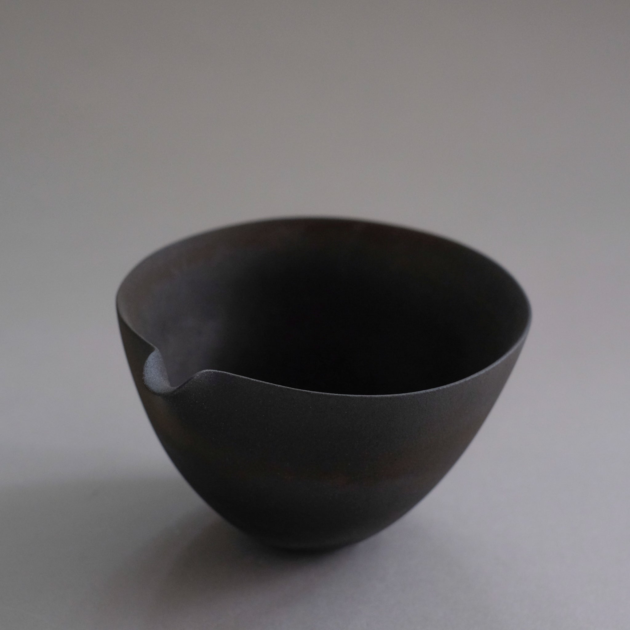 打田翠   炭化焼締 片口  Midori Uchida  Carbonization firing lipped bowl (MU28)