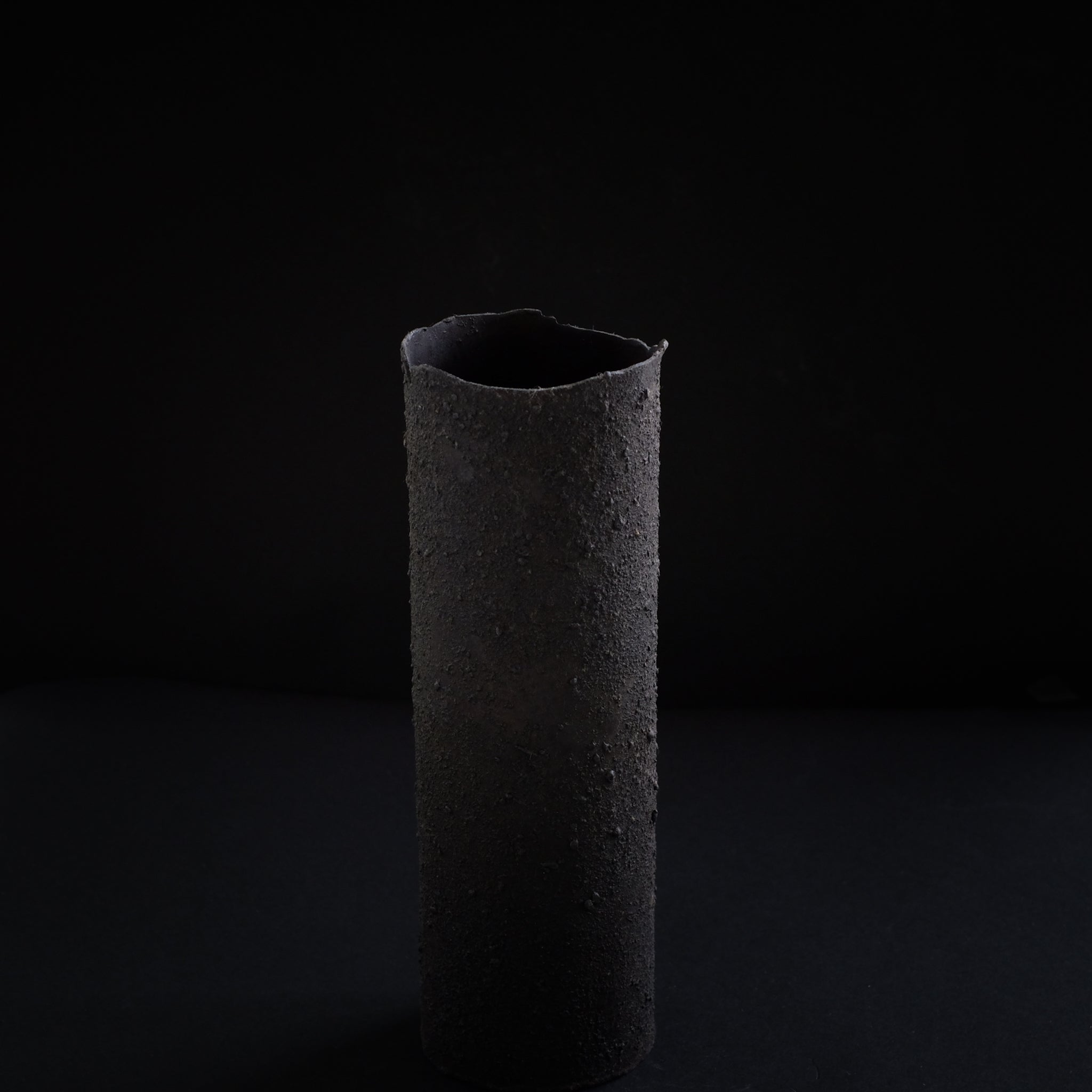 大山求  黒錆筒状花器  Motomu Oyama iron vase (VMO2)