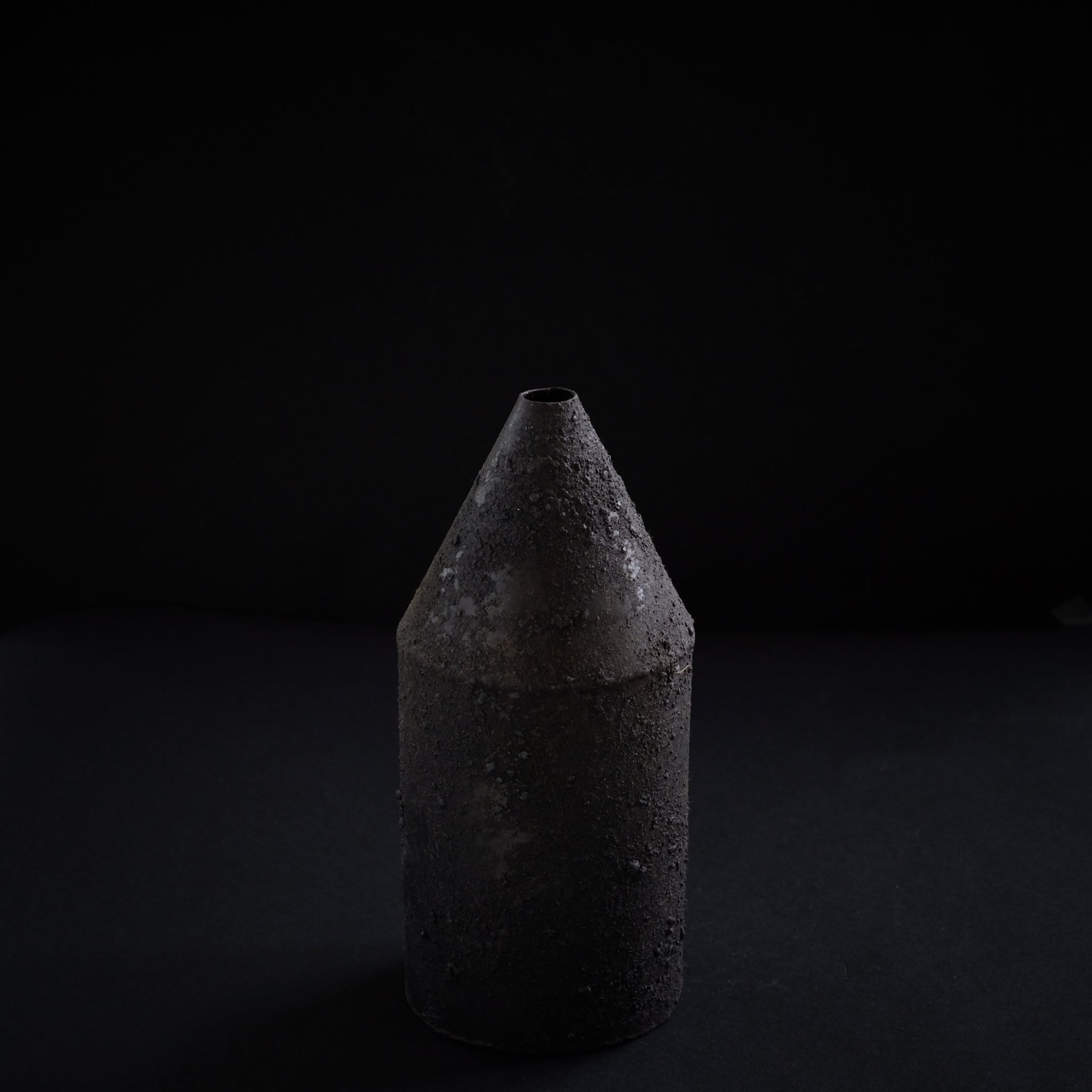 大山求 黒錆円錐花器  Motomu Oyama iron vase (VMO10)