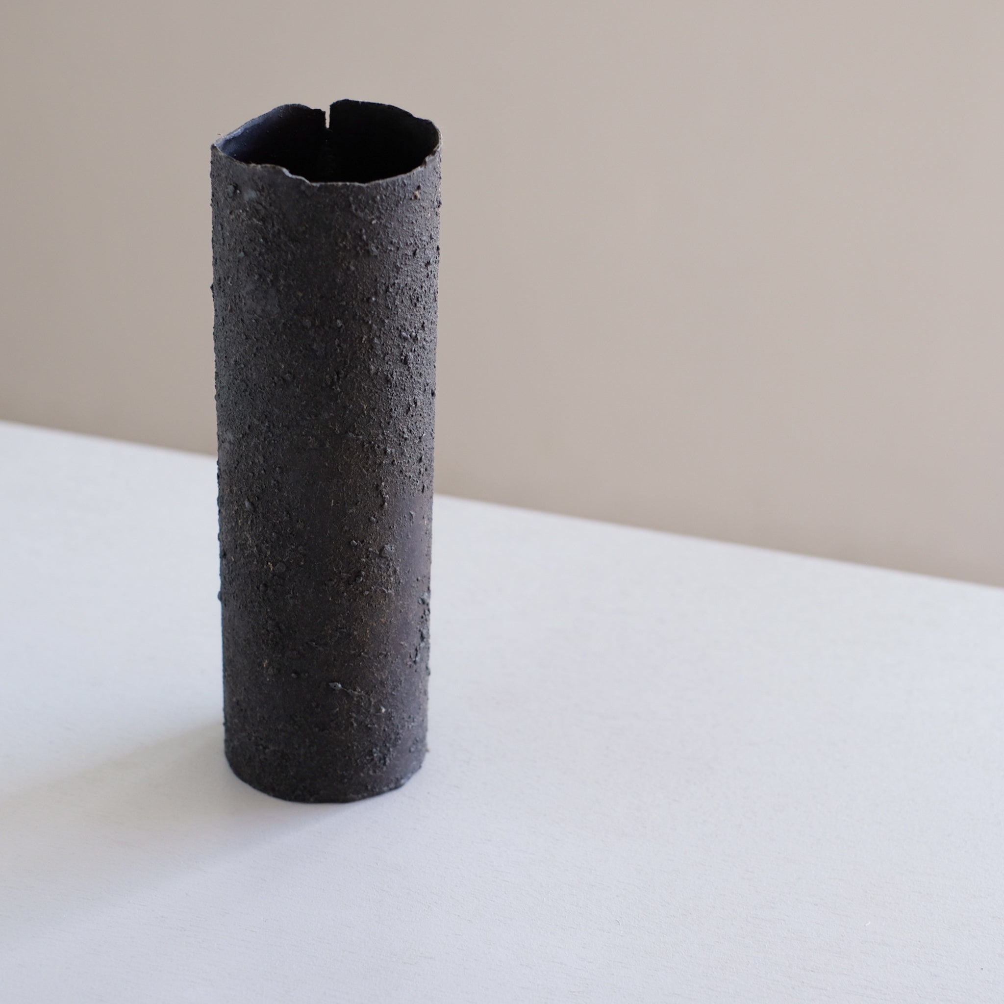 大山求 黒錆筒状花器 Motomu Oyama iron vase (VMO2) – essence
