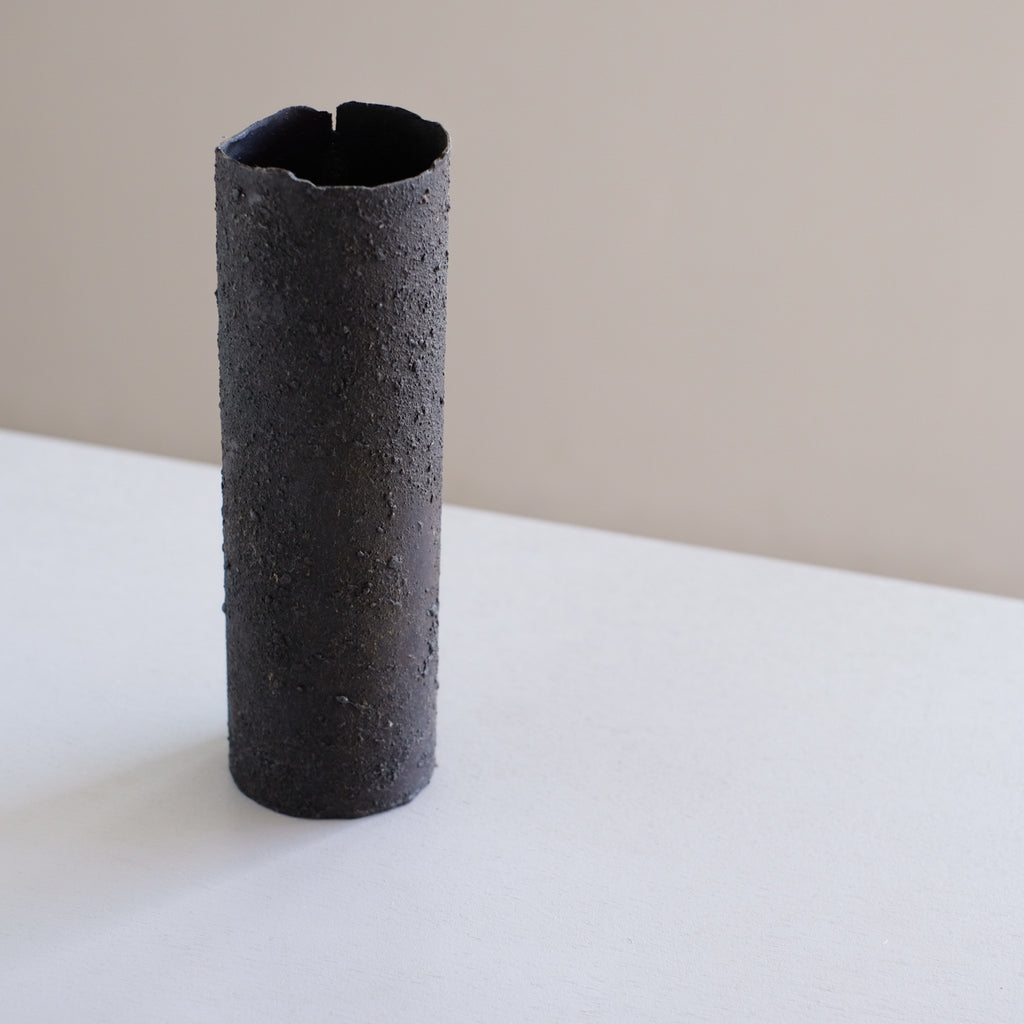 大山求  黒錆筒状花器  Motomu Oyama iron vase (VMO2)