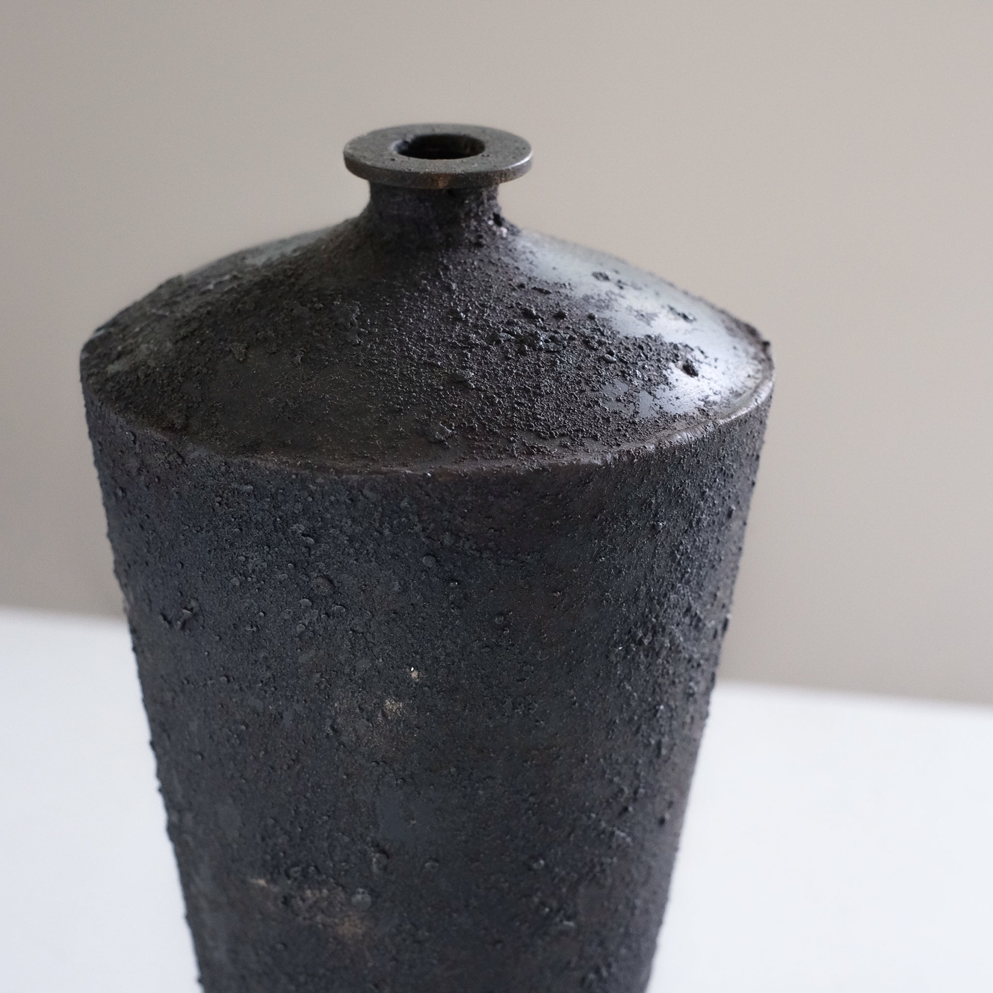 大山求  黒錆梅瓶  Motomu Oyama iron vase (VMO8)