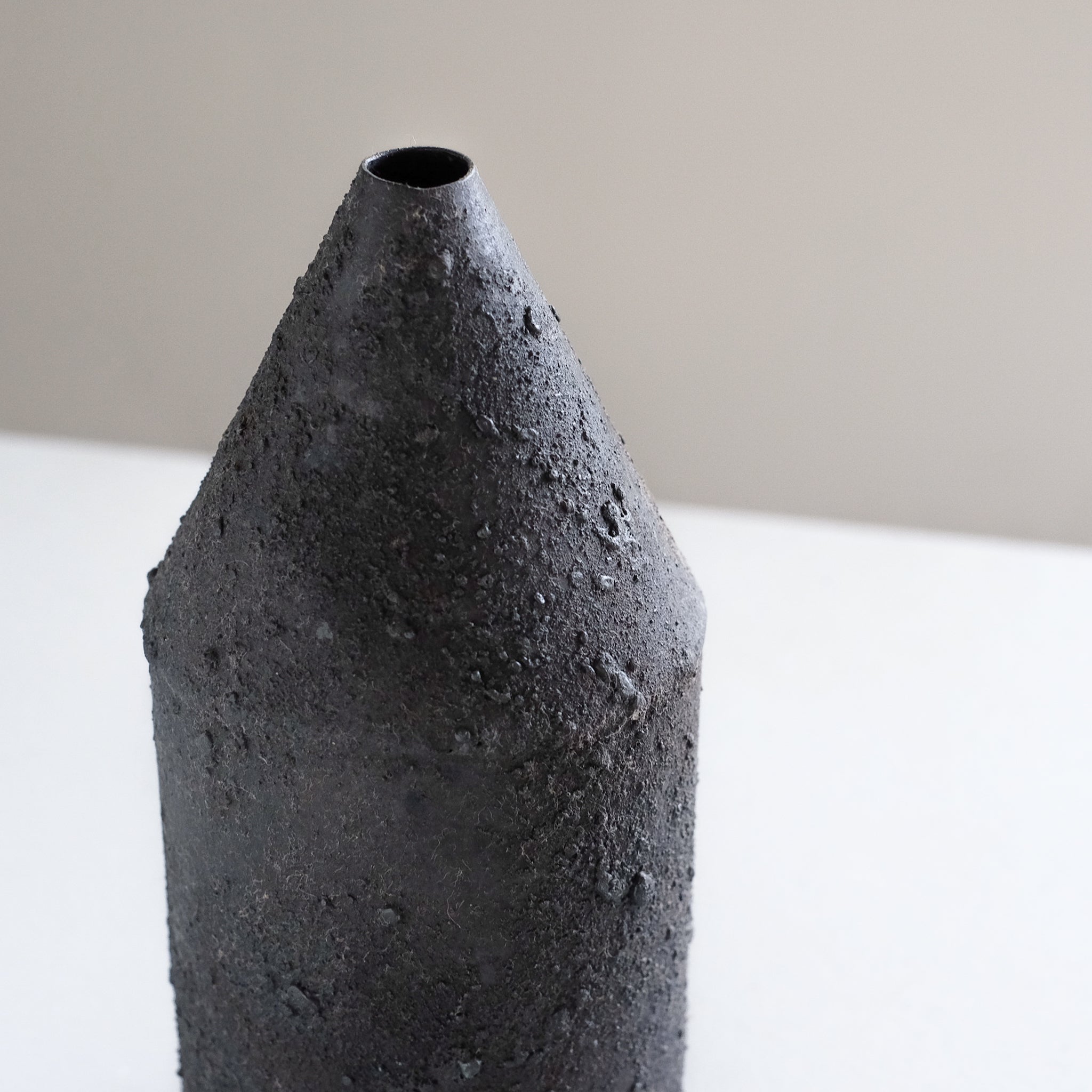 大山求 黒錆円錐花器  Motomu Oyama iron vase (VMO10)