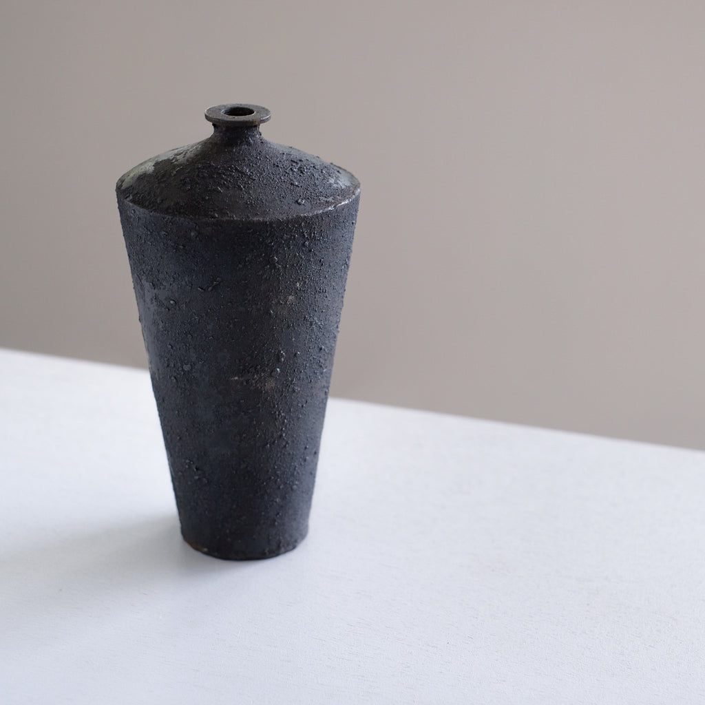 大山求  黒錆梅瓶  Motomu Oyama iron vase (VMO8)