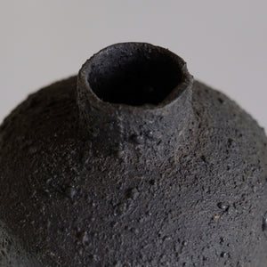大山求 黒錆花器 L  Motomu Oyama iron vase (VMO4B)