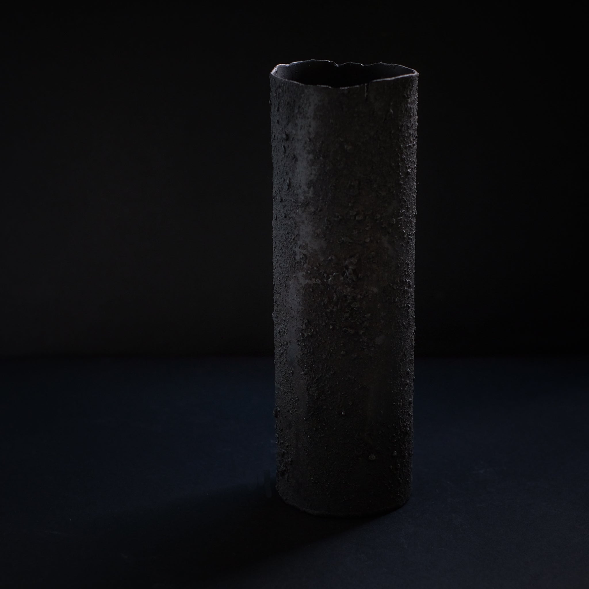 大山求  黒錆筒状花器  Motomu Oyama iron vase (VMO2B)